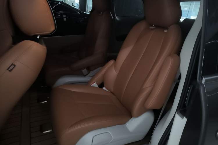 Used Buick GL8 2023 Land Executive Class Comfort Model