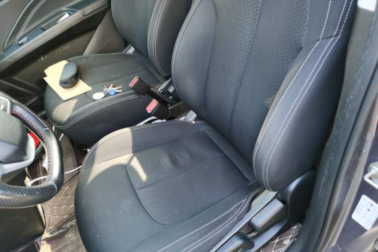 Used NETA V 2021 Standard Range Entertainment Version – Upgraded Model Left Front Seat