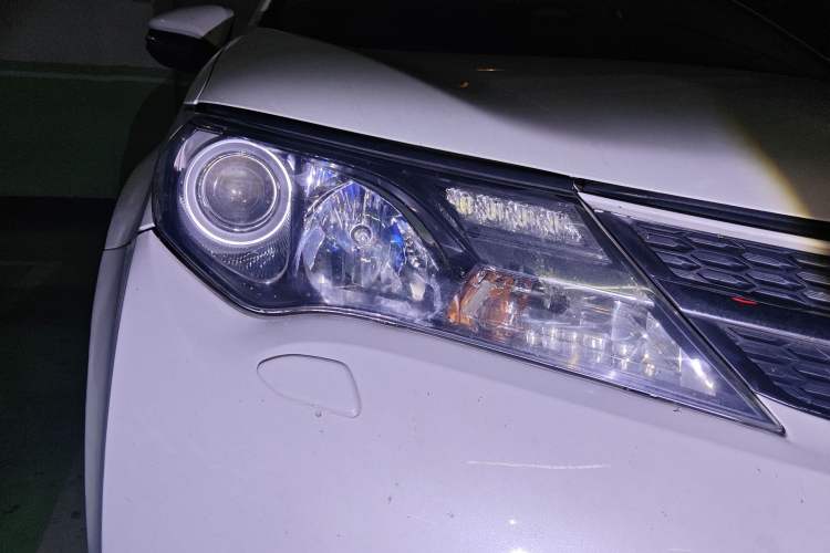 Used Toyota RAV4 2013 2.5L Automatic 4x4 Elite Edition Right Front Headlight