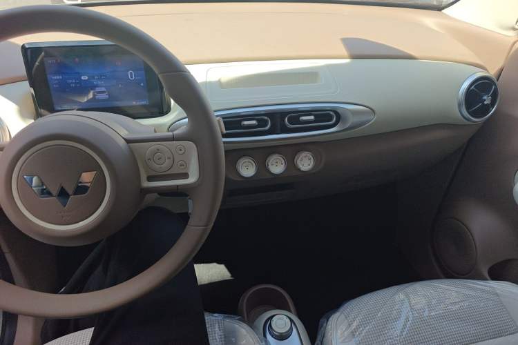 Used Wuling Hongguang MINIEV 2025 Four-Door Version Advanced Edition Center Console