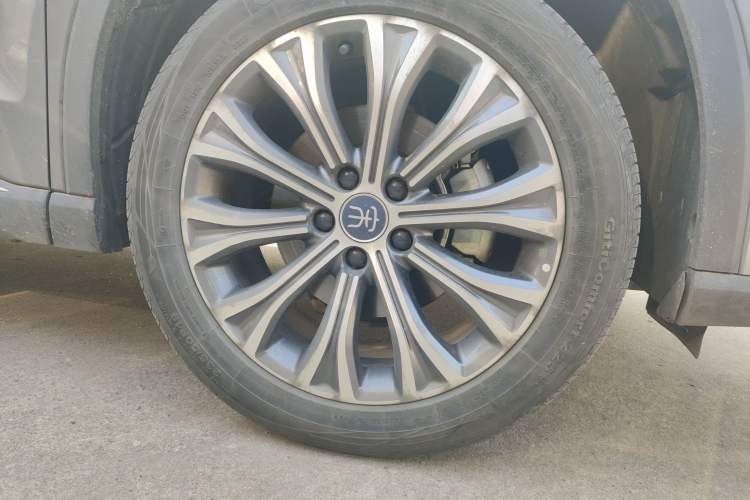 Used BYD Song Pro New Energy 2022 DM-i 110km Flagship Pro Model Right Front Wheel Hub