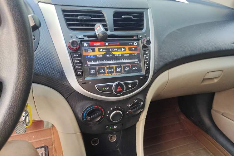 Used Hyundai Verna (older generation) 2014 1.4L Manual Smart GLS Trim
