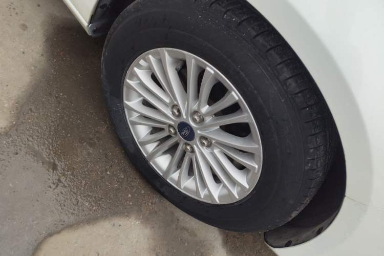 Used Ford Escort 2017 1.5L Manual Comfort Model Right Front Wheel Hub