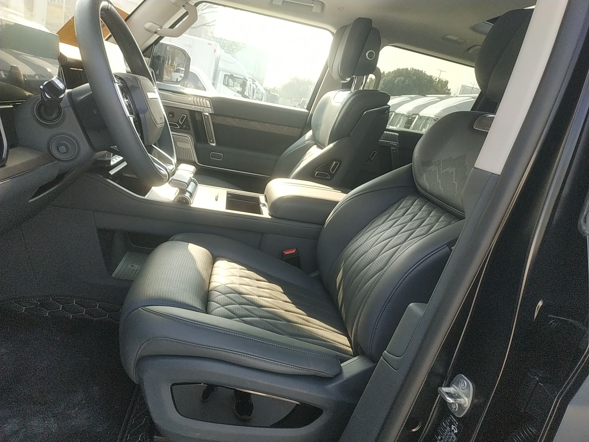 Переднее сиденье в автомобиле