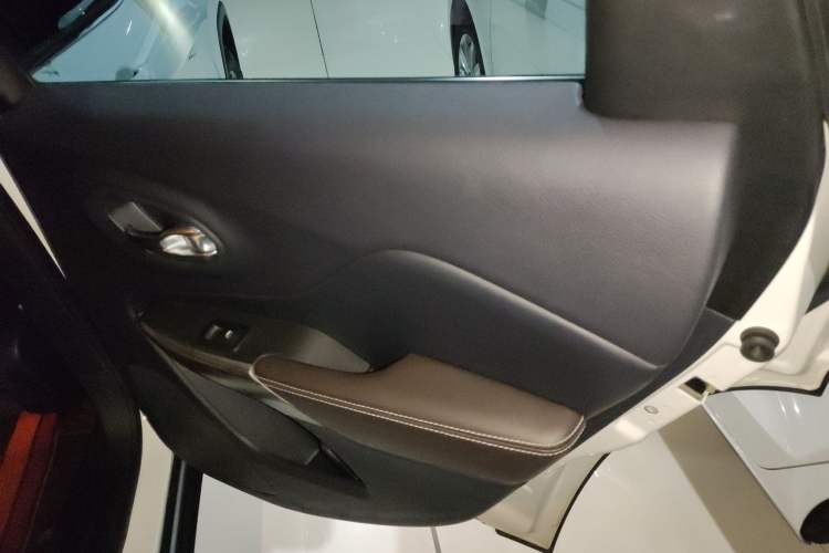 Used Jeep Cherokee 2020 2.0L Two-Wheel Drive Classic Sports Edition