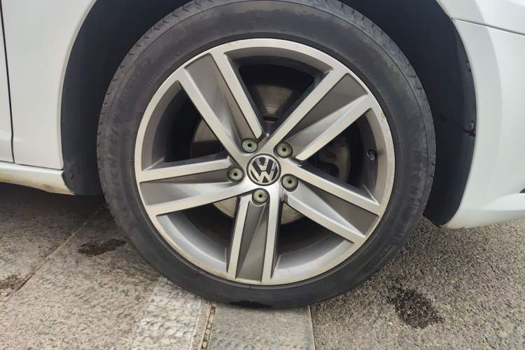 Used Volkswagen FAW-Volkswagen CC 2013 2.0 TSI Luxury Model Right Front Wheel Hub