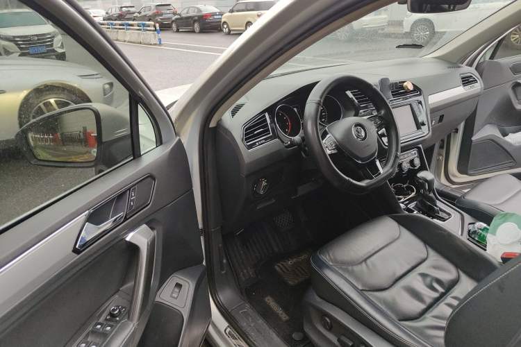 Used Volkswagen Tiguan L 2018 380TSI Automatic All-Wheel Drive Luxury Edition Driver Seat