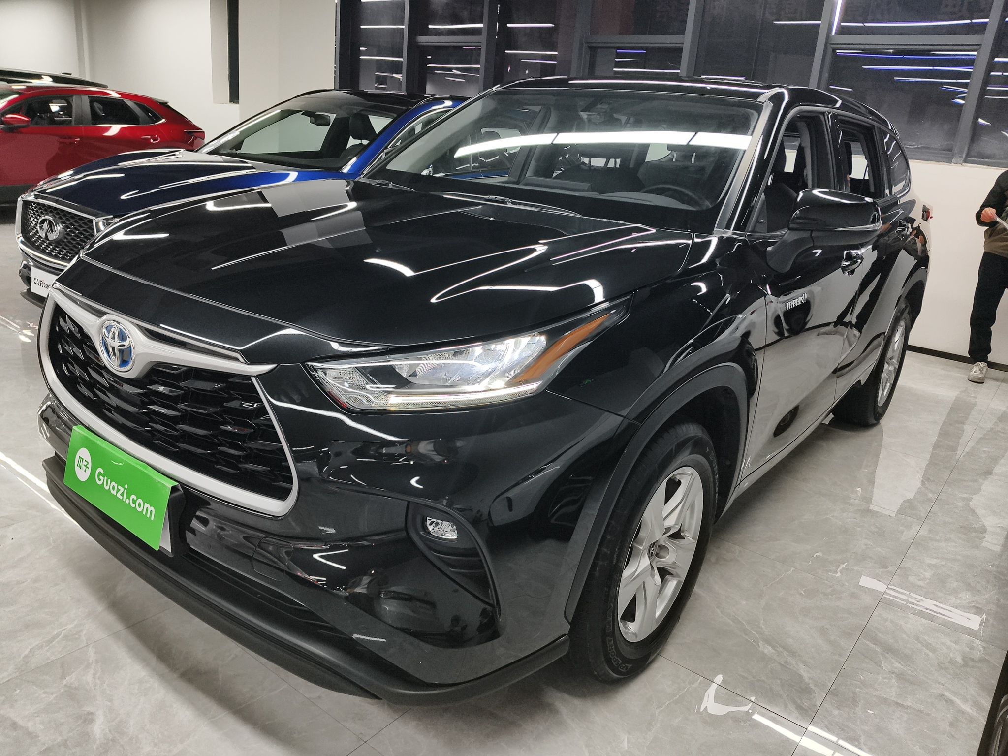 تحت مقدمة السيارة