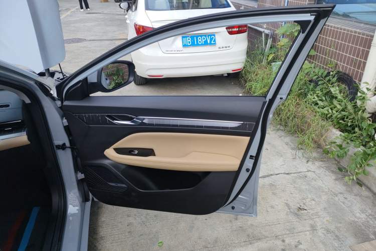 Used Geely Auto Emgrand L HiP 2024 Champion Edition 1.5TD-DHT Pro 100KM Excellence Model
