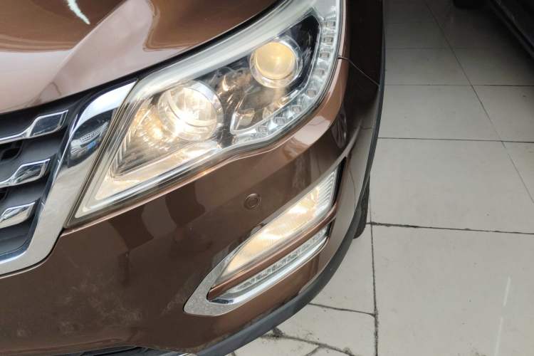 Used Baojun 560 2015 1.8L manual luxury version Left Front Headlight