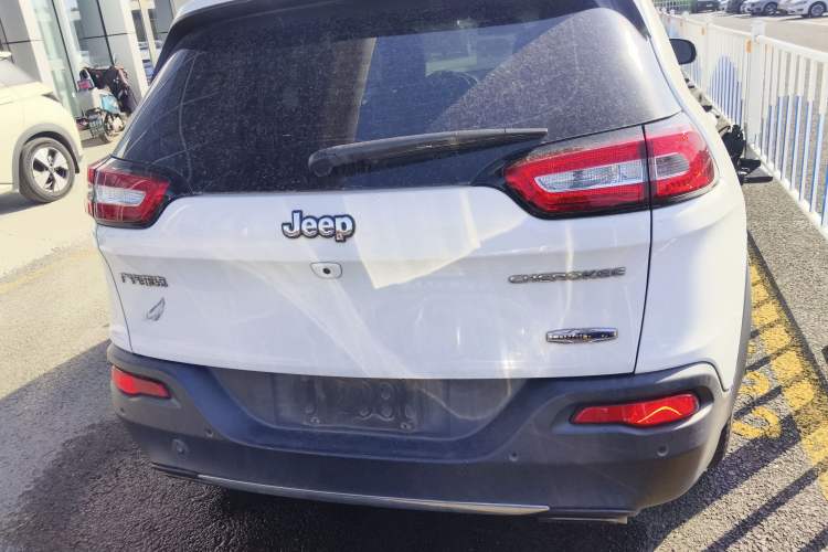 Used Jeep Cherokee 2016 2.4L Leading Smart Version
