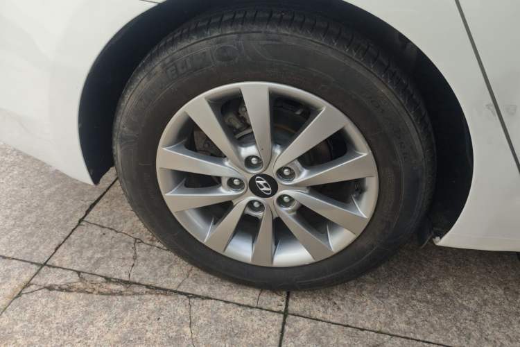 Used Hyundai Mistra 2014 1.8L Automatic Smart GLS Right Rear Wheel Hub