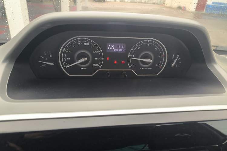 Used SAIC MAXUS Xintu V80 2019 2.5T Classic Model AMT Aoyuntong Long Wheelbase Mid-Roof 7-Seater
