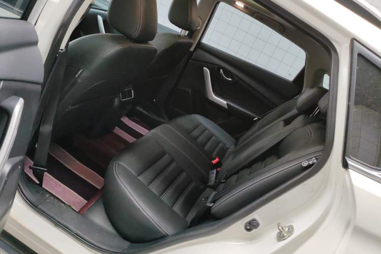 Used Venucia T90 2020 2.0L CVT Smart Connect & Smooth Drive Edition Interior 4