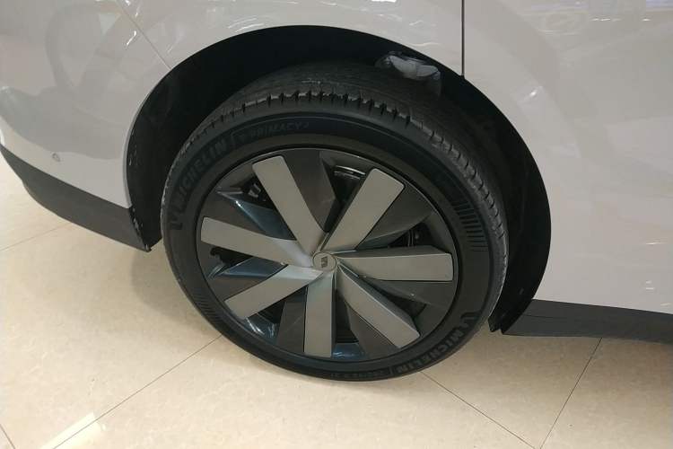 Used Li Auto i6 2025 Model Four-Wheel-Drive Standard Type Right Rear Wheel Hub