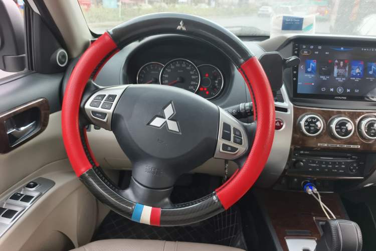 Used Mitsubishi Pajero Sport 2013 3.0L Automatic Two-Wheel Drive Luxury Edition Steering Wheel