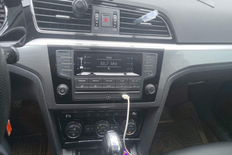 Used Volkswagen Lamando 2015 280TSI DSG Comfort Edition Audio And AC Panel