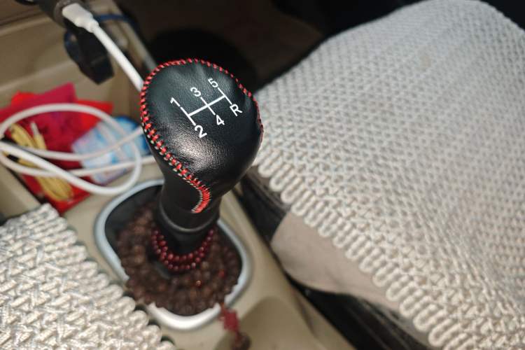 Used Venucia R50 2012 1.6L Manual Comfort Edition Gear Lever