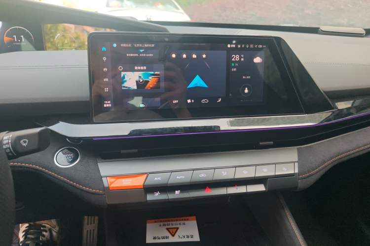 Used CHANGAN UNI-V 2022 2.0T Leading-Speed Edition Audio And AC Panel