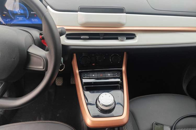 Used Dongfeng NAMMI BOX 2022 Revised Light Wind Edition 201 km Standard Version Audio And AC Panel