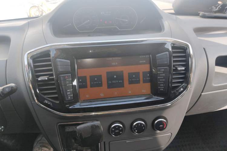 Used SAIC MAXUS Xintu V80 2018 2.5T AMT Elite Edition Short Wheelbase Mid-Roof Design 5-6 Seater Audio And AC Panel