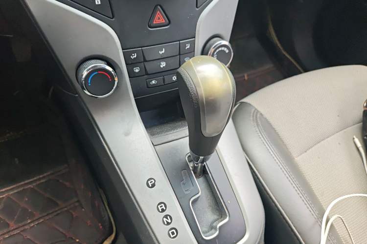 Used Chevrolet Cruze 2013 1.8L SE AT Gear Lever