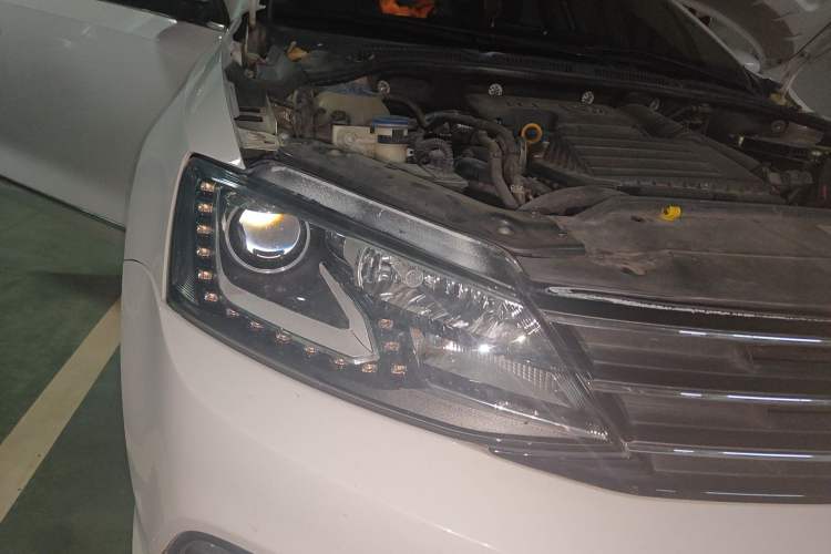 Used Volkswagen Sagitar 2015 230TSI Automatic Comfort Version Right Front Headlight