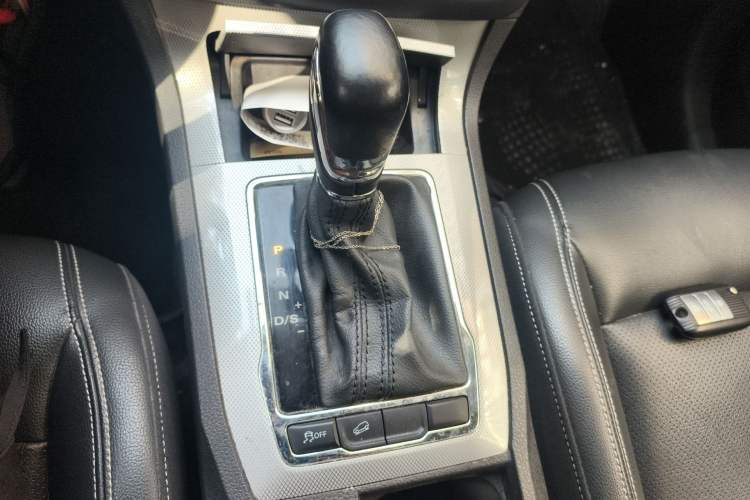 Used Roewe RX5 2016 20T Two-Wheel Drive Automatic Internet Smart Edition
