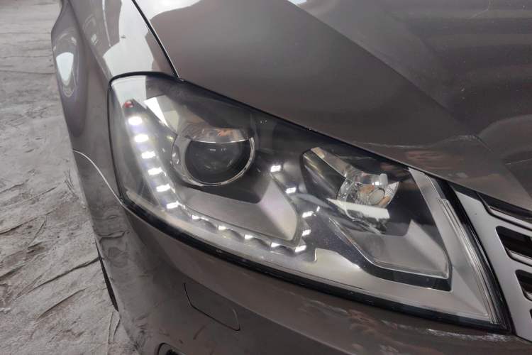 Used Volkswagen Magotan 2012 2.0 TSI Prestige Edition Right Front Headlight