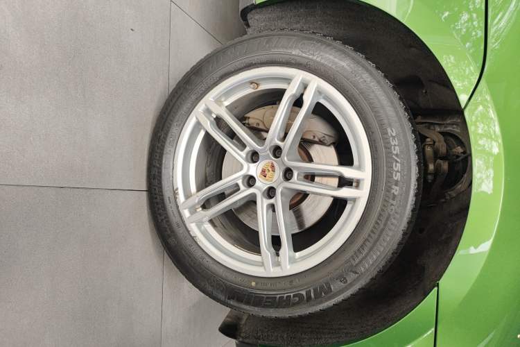 Used Porsche Macan 2018 Macan 2.0T Right Front Wheel Hub