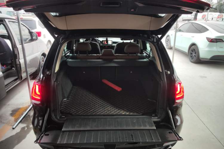 Used BMW X5 2014 xDrive35i Leading Model Trunk