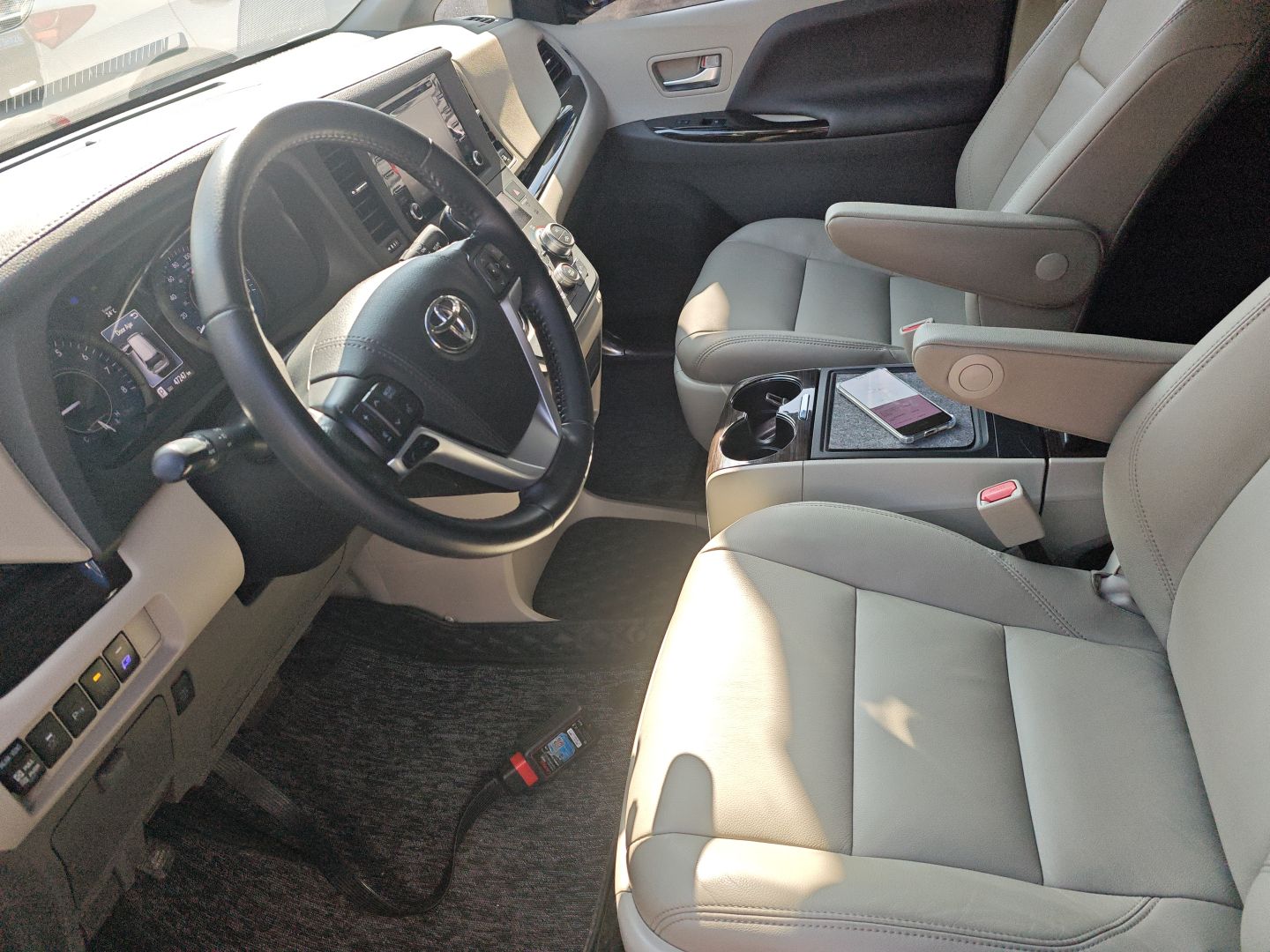 المقاعد الأمامية داخل السيارة