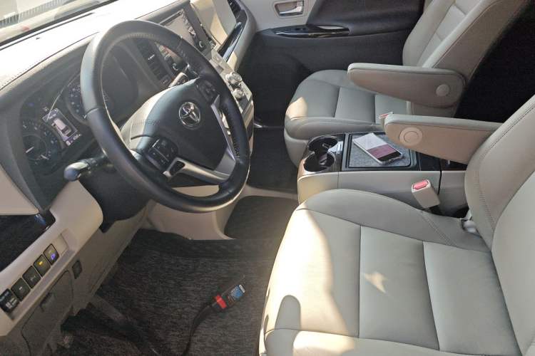 Used Toyota Sienna 2019 3.5L Two-Wheel Drive XLE 7 Seats U.S. Specification
