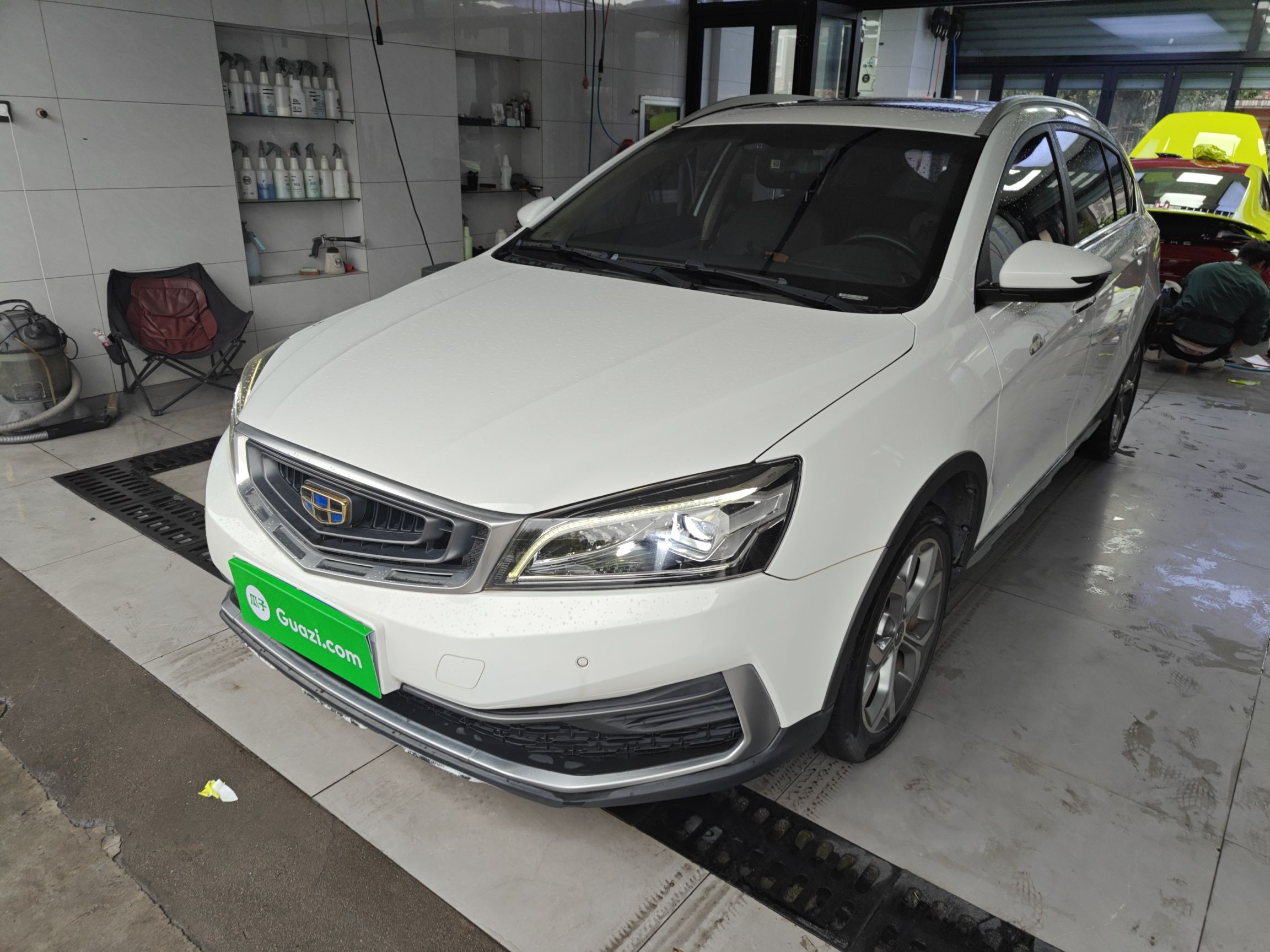 تحت مقدمة السيارة