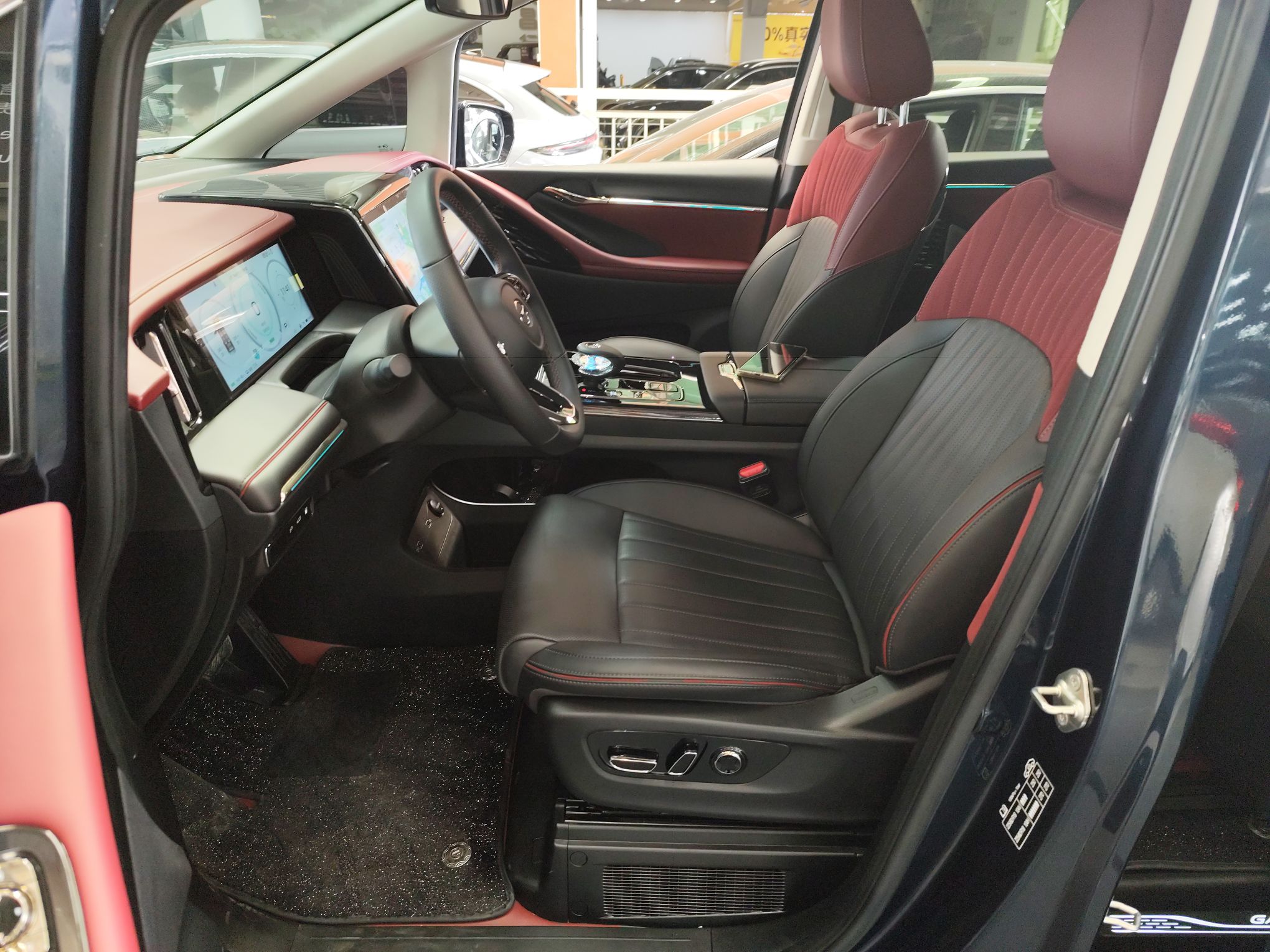 المقاعد الأمامية داخل السيارة