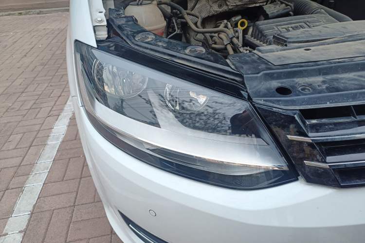 Used Volkswagen Sharan 2016 280TSI Enjoyment Model 7-Seater Right Front Headlight