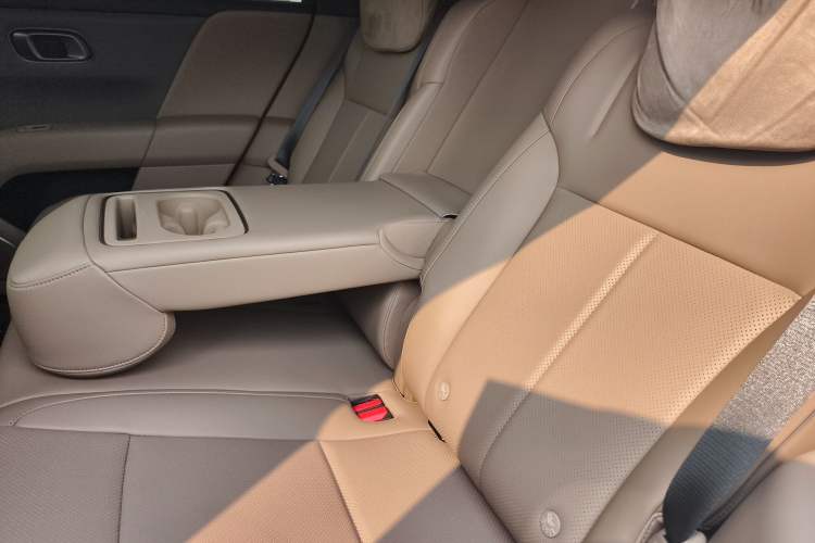 Used Li Auto i6 2025 Model Four-Wheel-Drive Standard Type Left Rear Seat