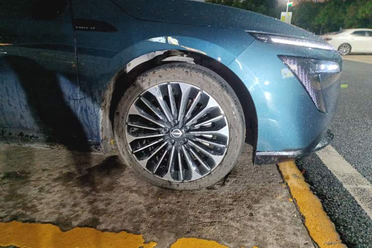 Used Nissan N7 2025 510 Pro Right Front Wheel Hub