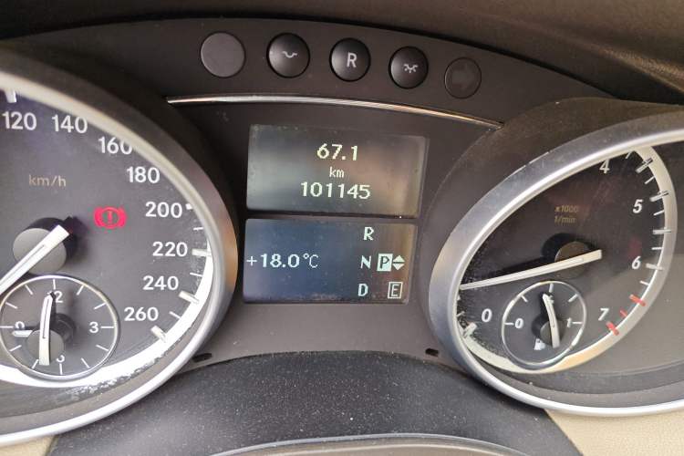 Used Mercedes-Benz R-Class 2014 R 400 4MATIC Luxury Model Odometer Close Up