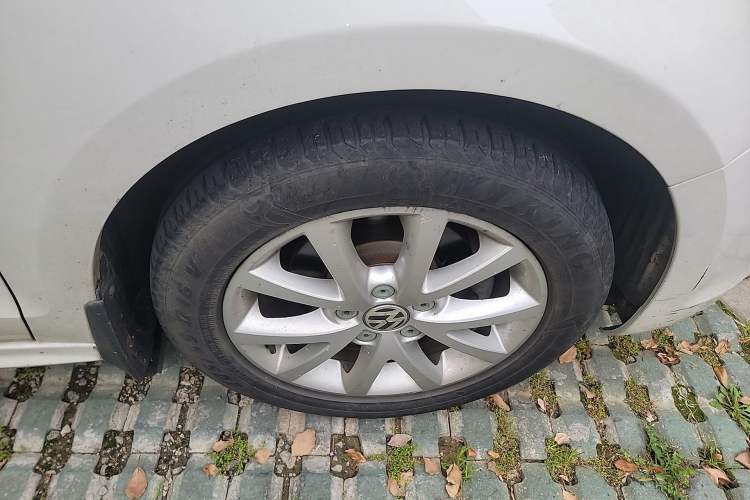 Used Volkswagen Sagitar 2012 1.6L Automatic Comfort Edition Right Front Wheel Hub