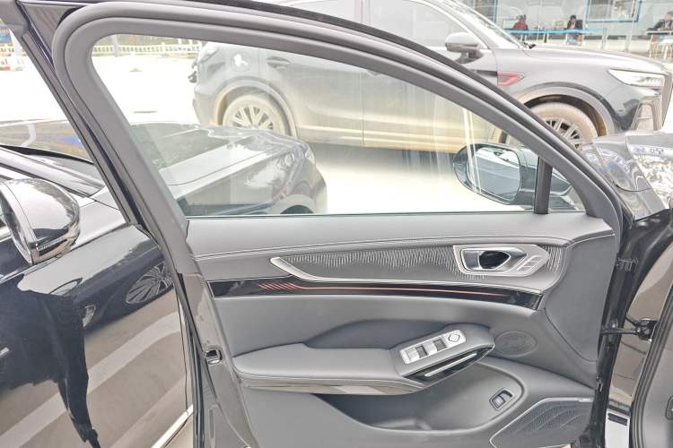 Used Hongqi H9 2025 2.0T Two-Wheel Drive Flagship Luxury Business Edition 5 Seats
