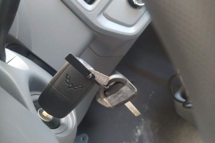 Used Wuling Yangguang 2024 300KM Comfort Version Passenger Van 75kW