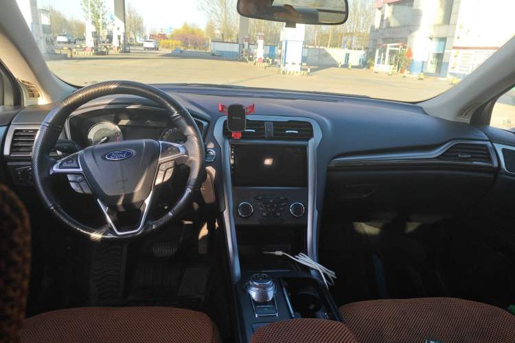 Used Ford Mondeo 2018 EcoBoost 180 Fashion Edition Center Console