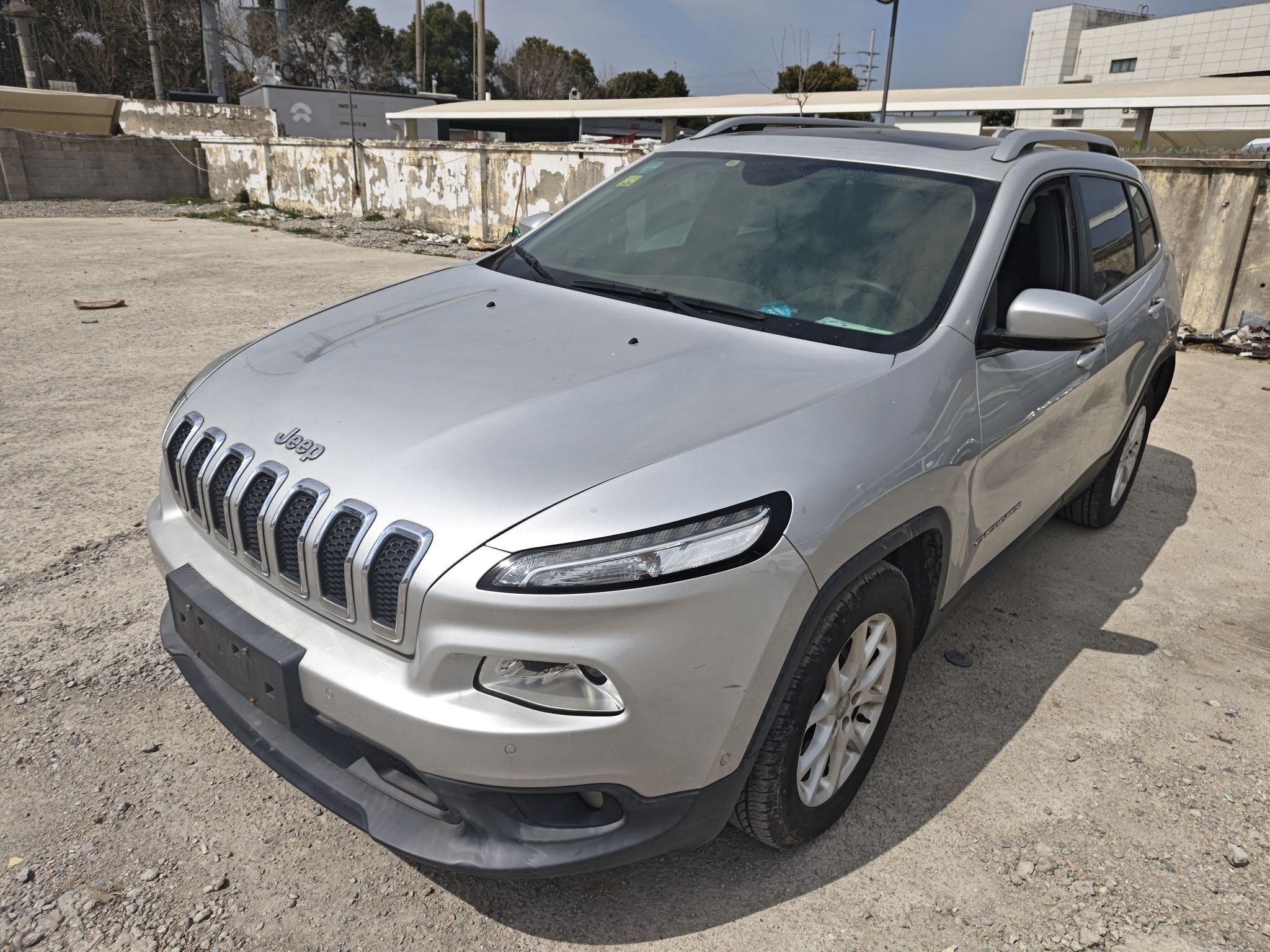 Под передней частью автомобиля