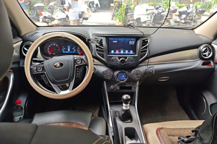 Used BYD Song 2016 GaiShi Edition 1.5TI Manual Elite Model Center Console