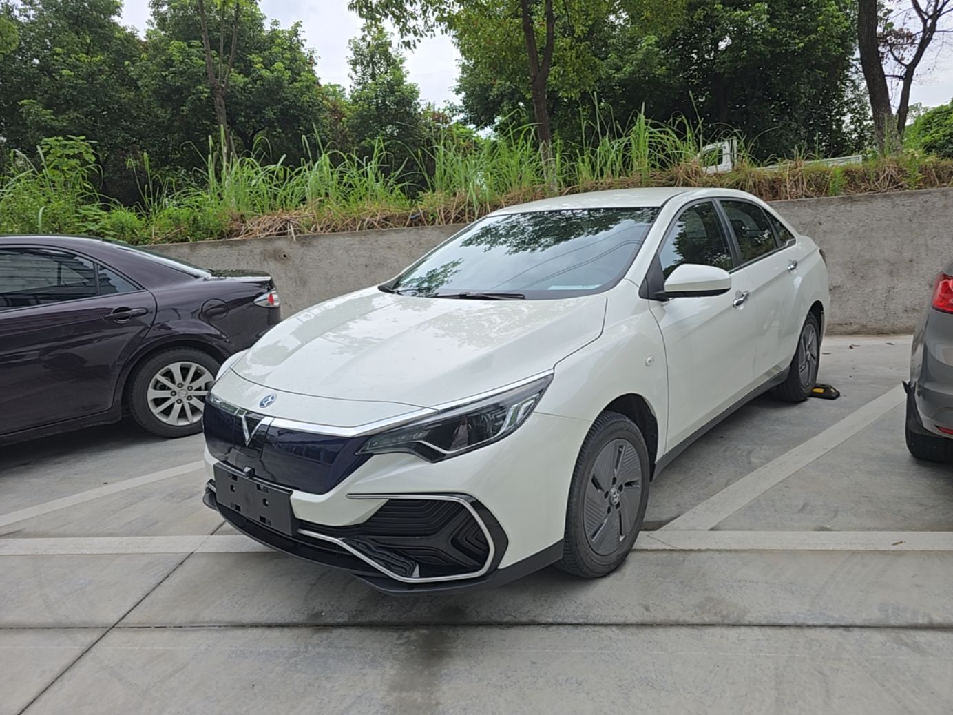 Под передней частью автомобиля