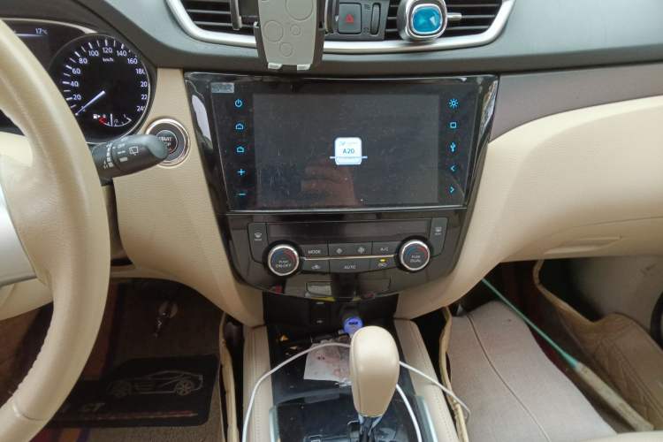 Used Nissan X-Trail 2014 2.0L CVT Comfort Edition 2WD Audio And AC Panel