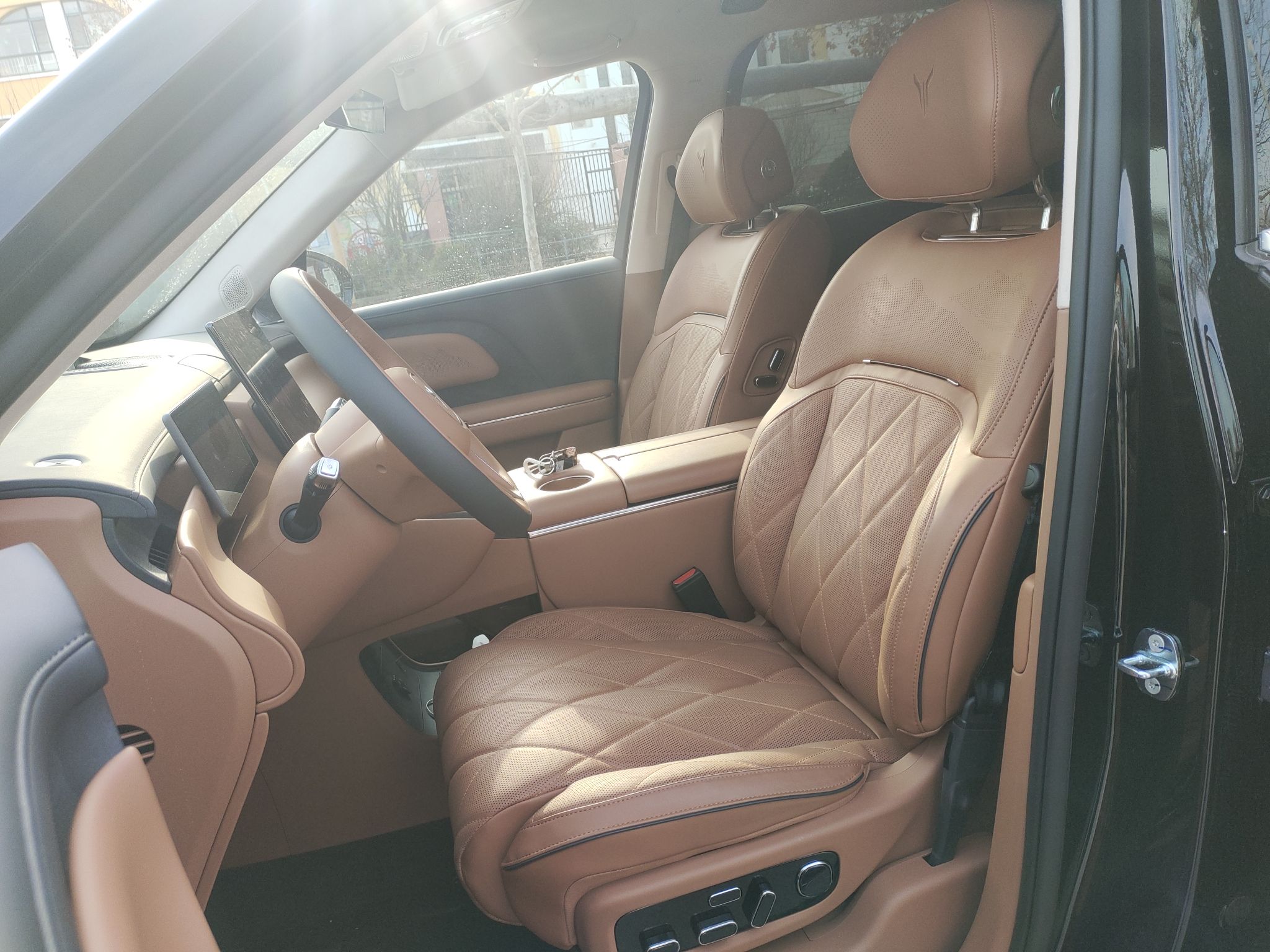 المقاعد الأمامية داخل السيارة