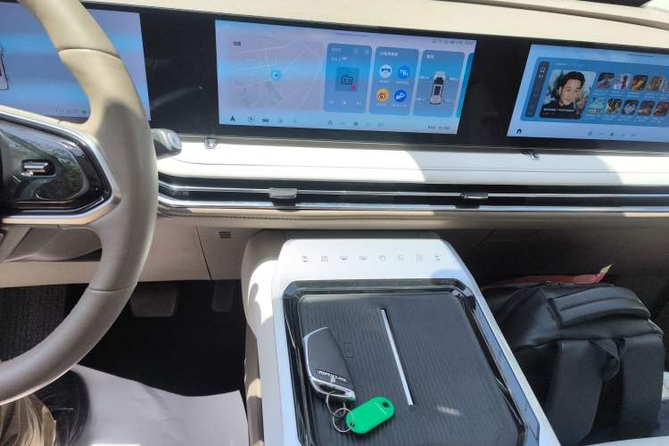 Used SAIC MAXUS Dajia 7 2024 605 km Extended Range Highland Version Six-Seater Audio And AC Panel