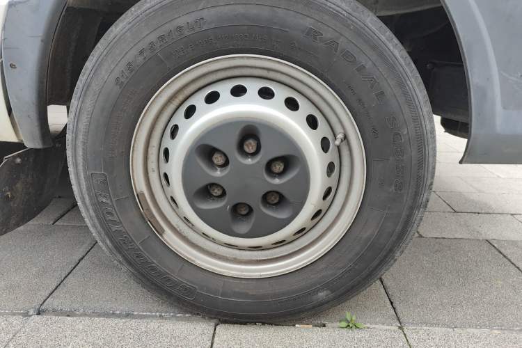 Used Iveco Daily 2020 2.5T A35 Passenger Van Single-Tire Mid-Roof Design 5-9 Seats China V Emission Standard